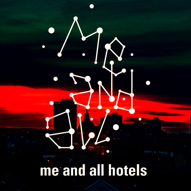Logo me and all hotels vor Nachthimmel-Hintergrund.
